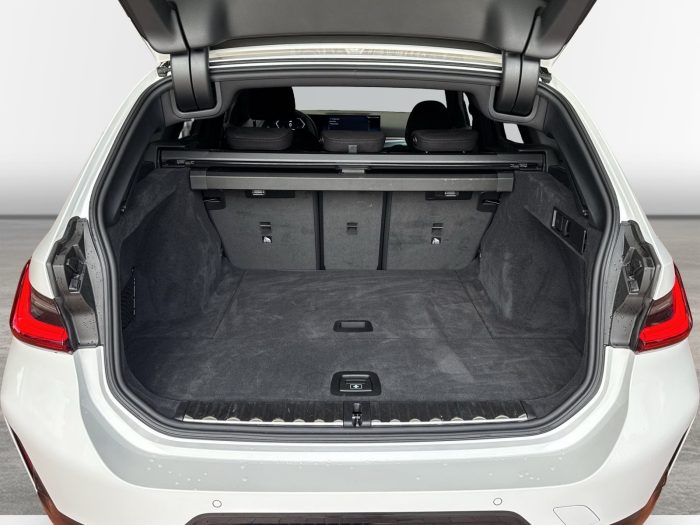 BMW Seria 3, 318D, 2025, 8239 km