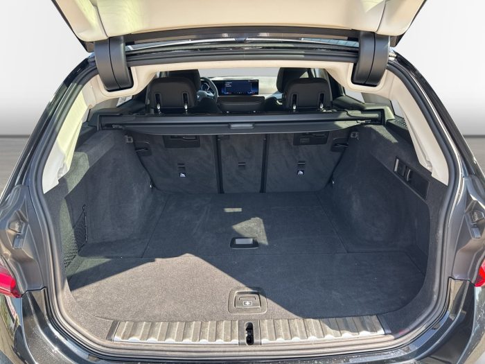 BMW Seria 3, 318I, 2024, 5614 km