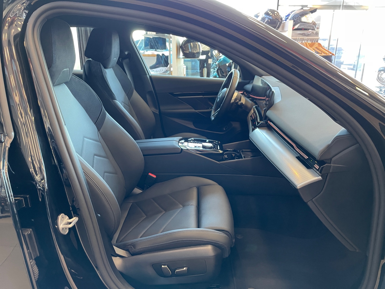 BMW 530e 2025 — imagine 14