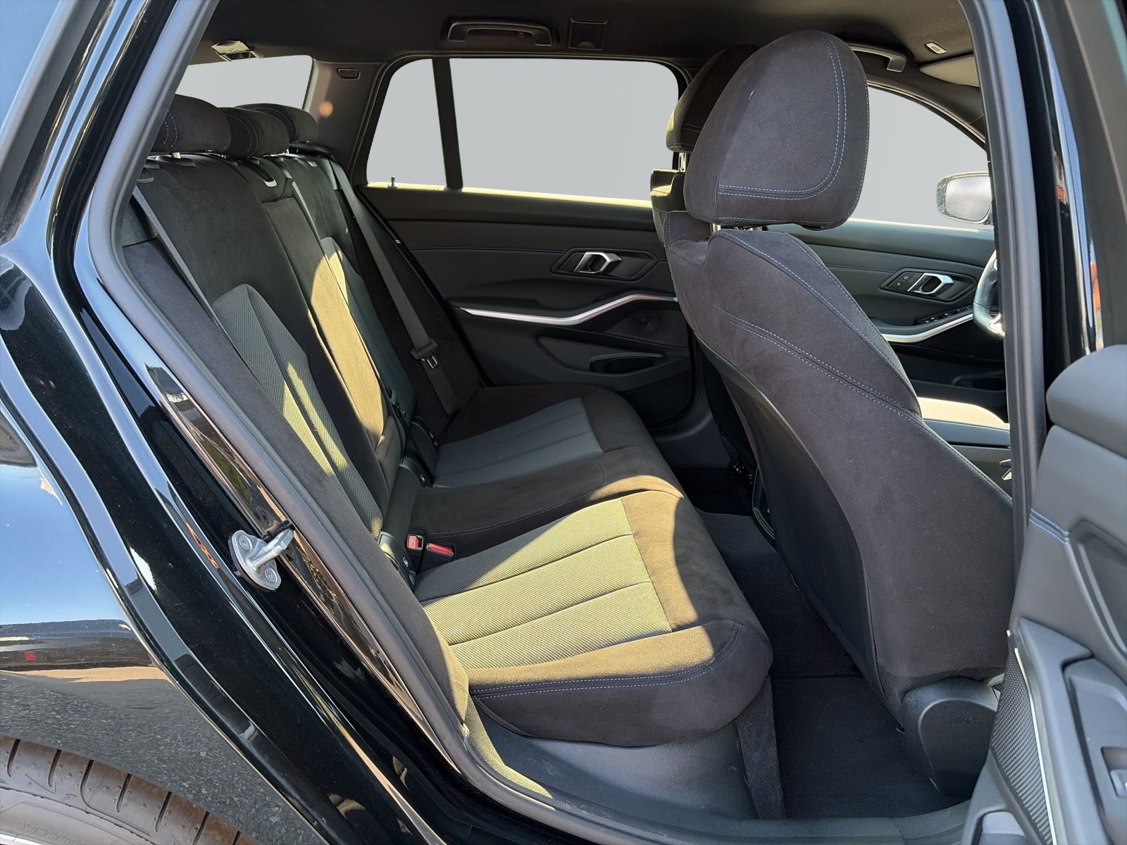 BMW 330i 2025 — imagine 10