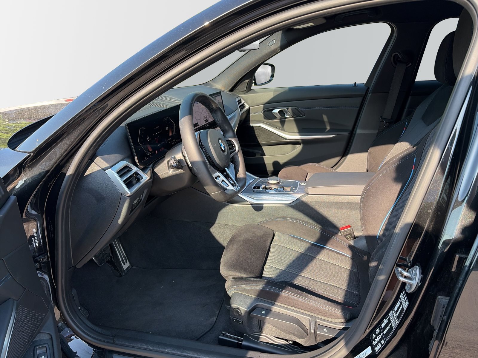 BMW 330i 2025 — imagine 8
