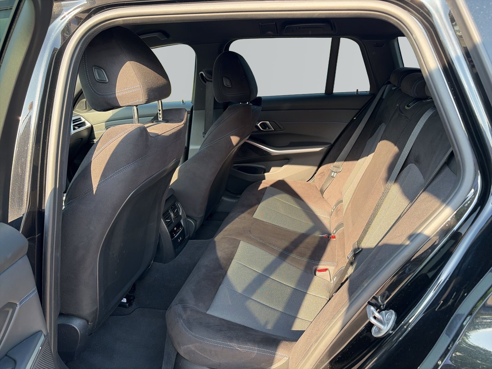 BMW 330i 2025 — imagine 9