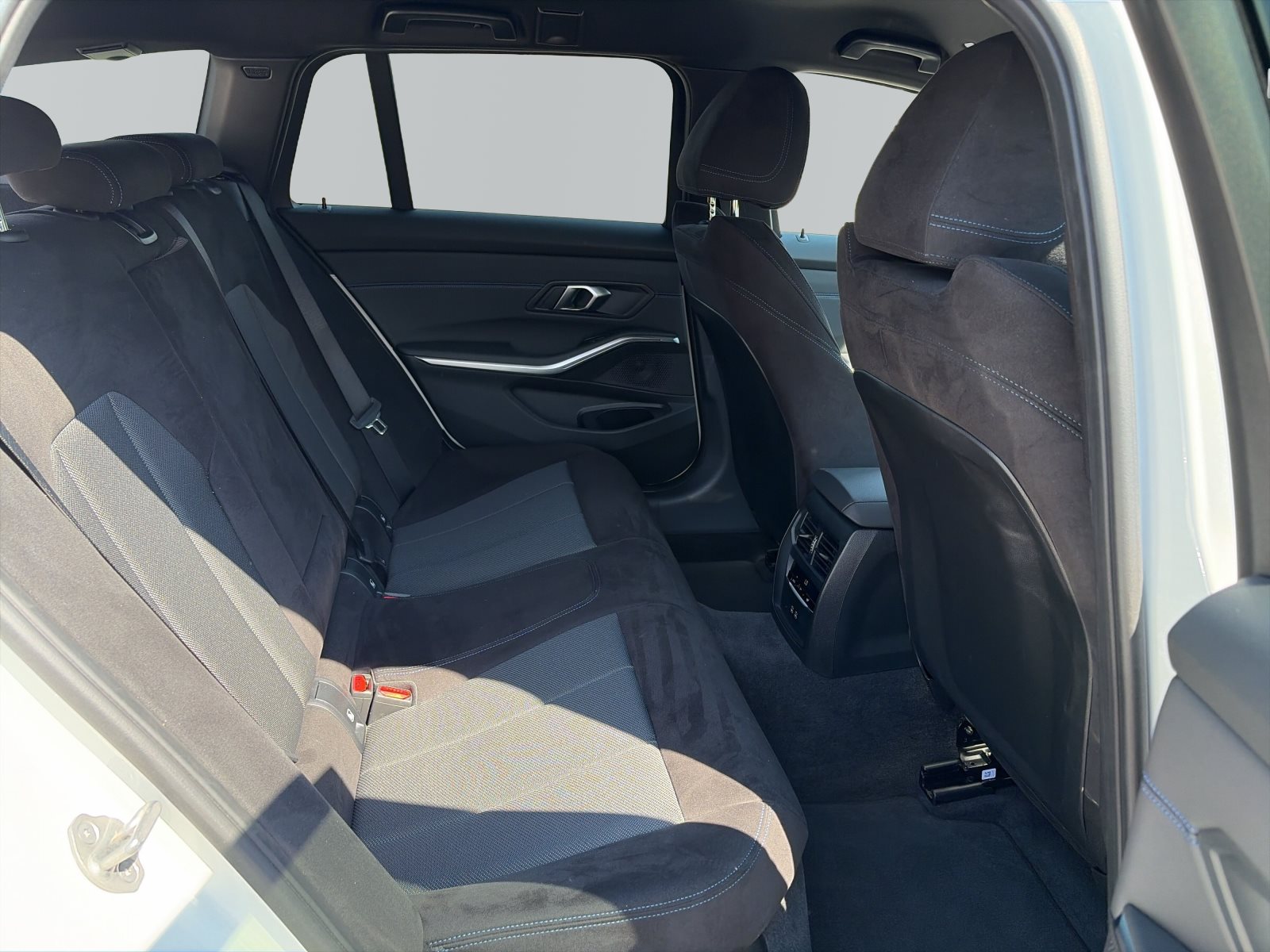 BMW 330i 2025 — imagine 10