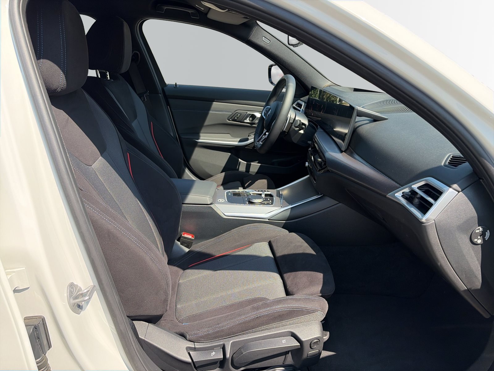 BMW 330i 2025 — imagine 11