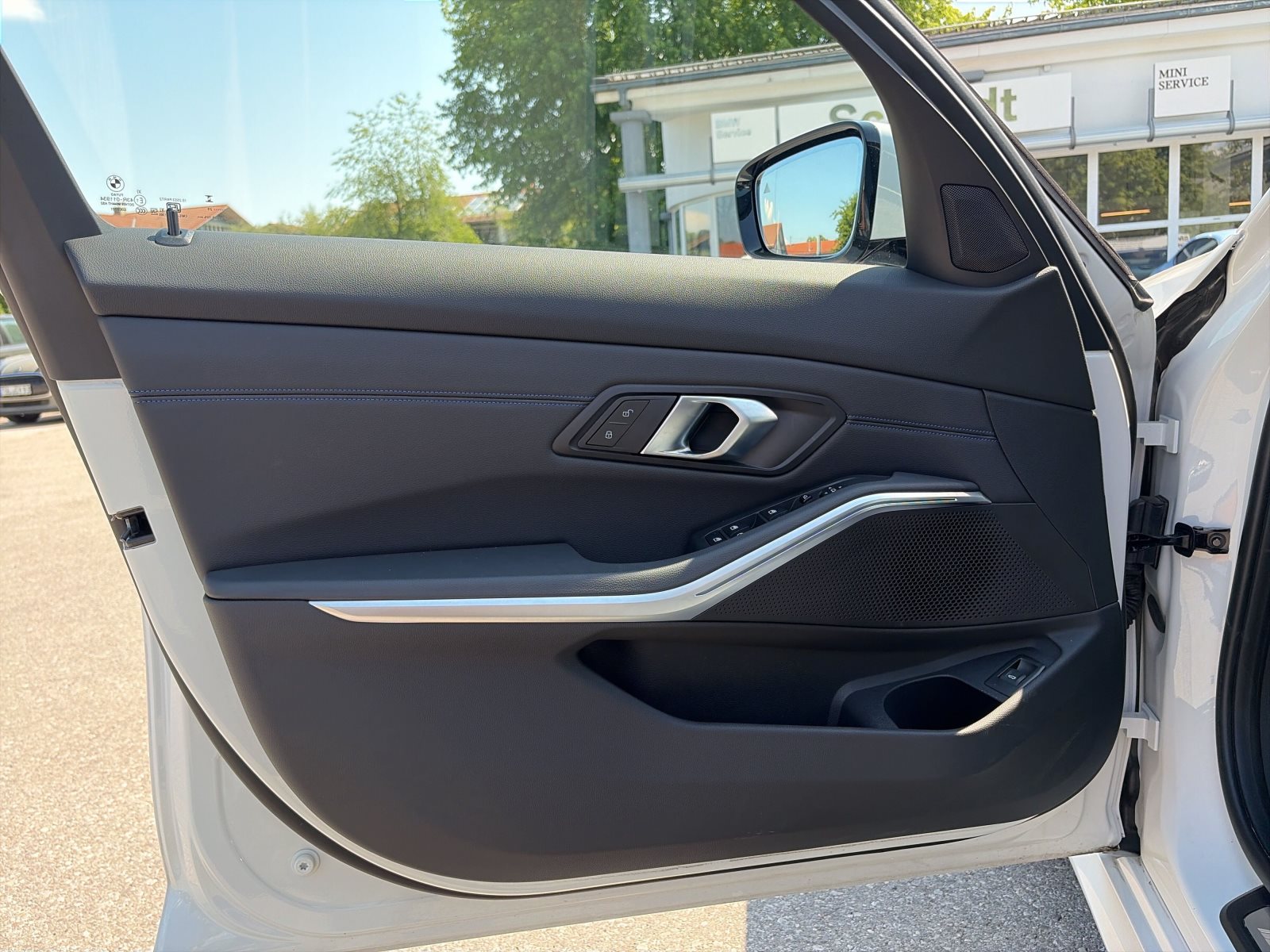 BMW 330i 2025 — imagine 18