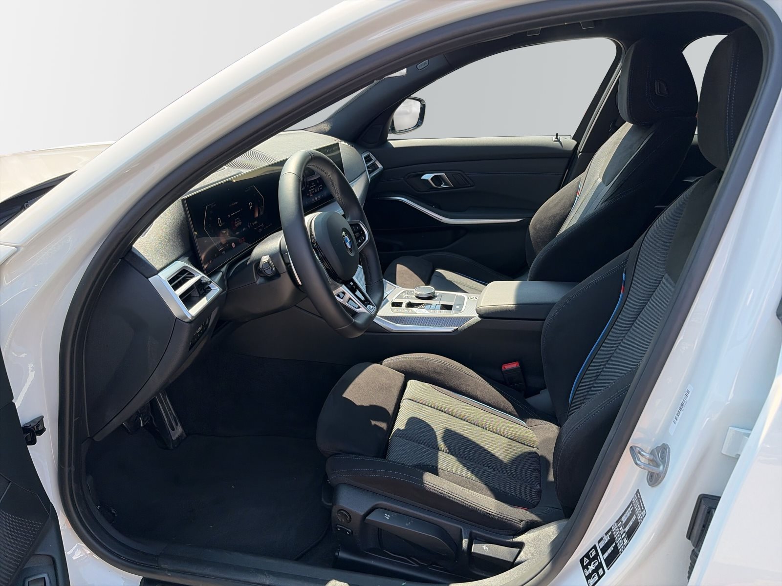 BMW 330i 2025 — imagine 8
