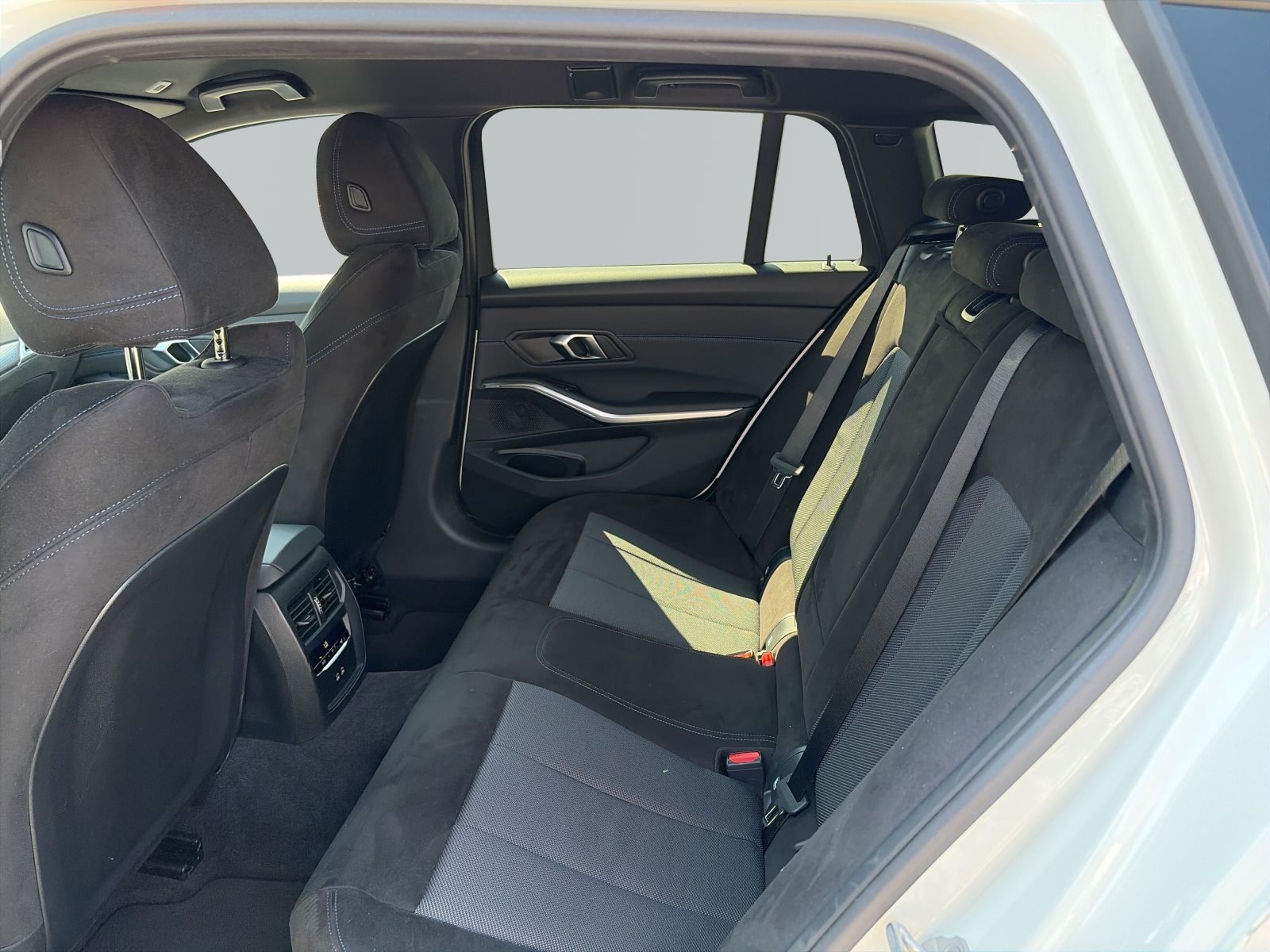 BMW 330i 2025 — imagine 9