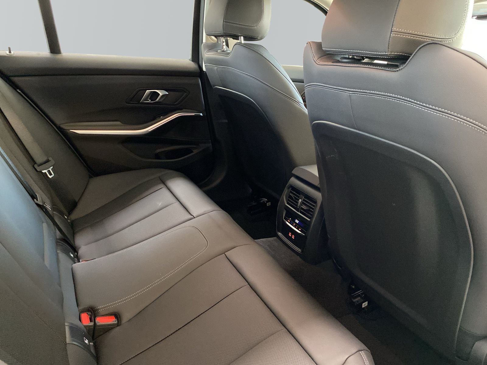 BMW 330i 2025 — imagine 10