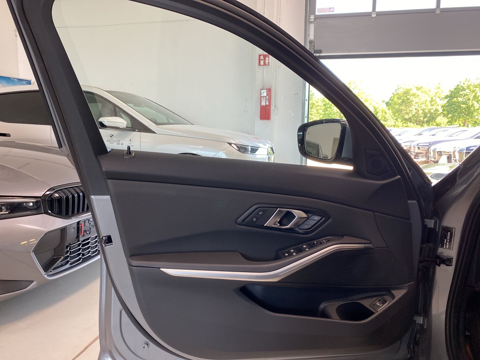BMW 330i 2025 — imagine 18