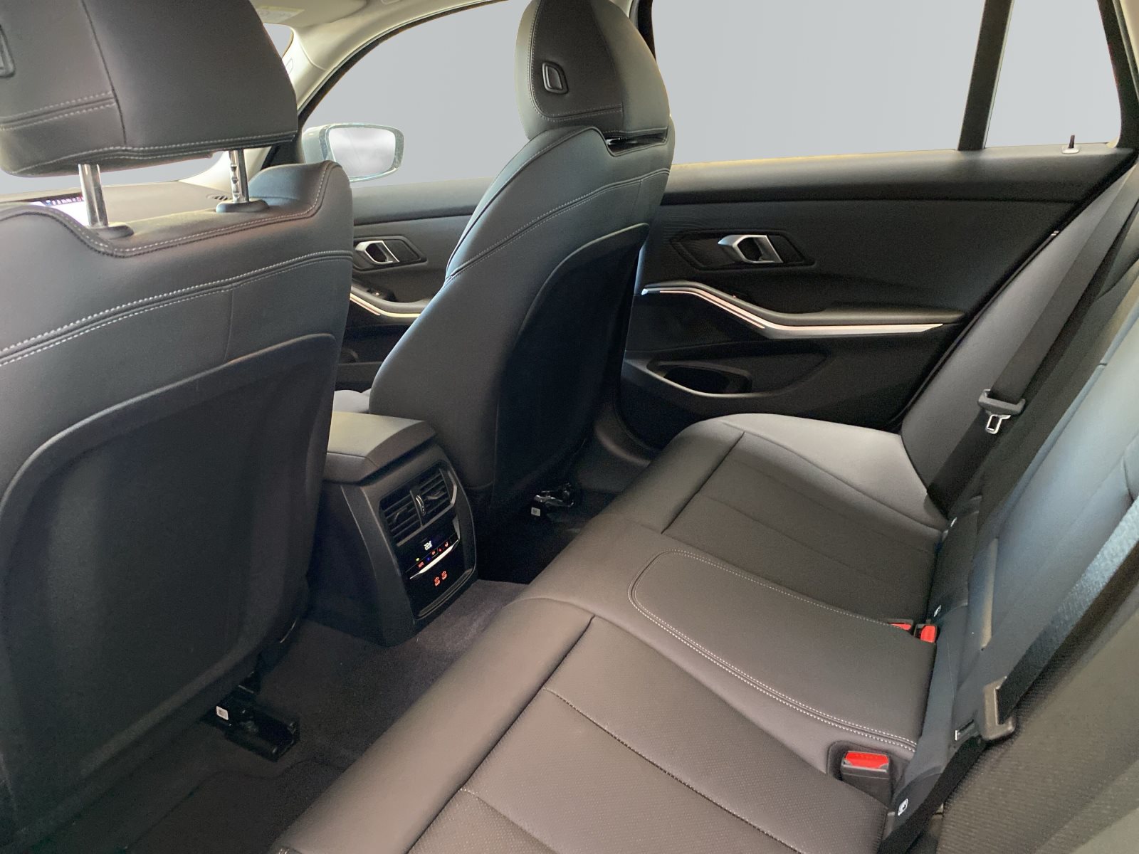 BMW 330i 2025 — imagine 9