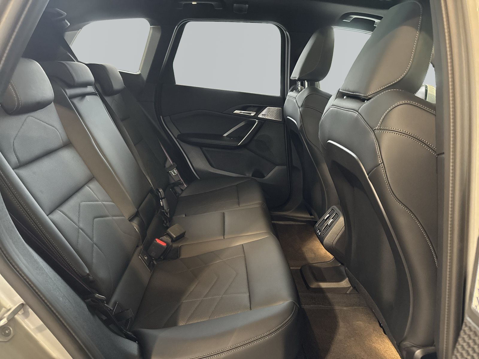 BMW iX1 2025 — imagine 10