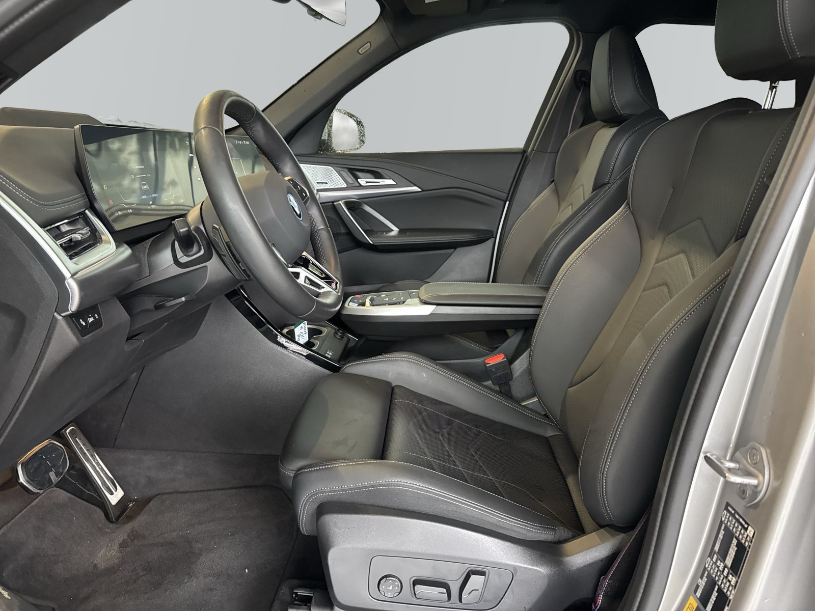 BMW iX1 2025 — imagine 8
