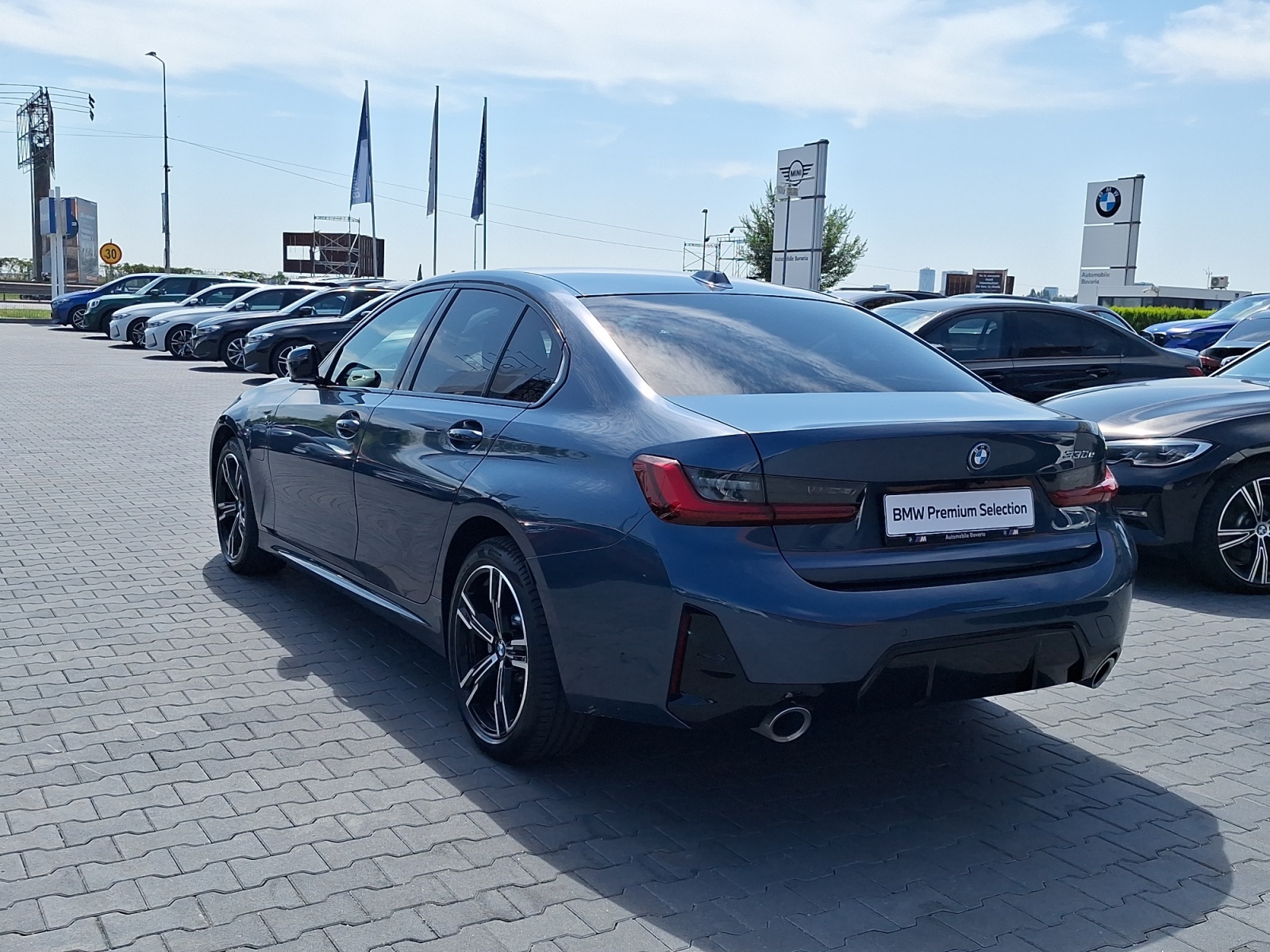 BMW 330e 2025 — imagine 3