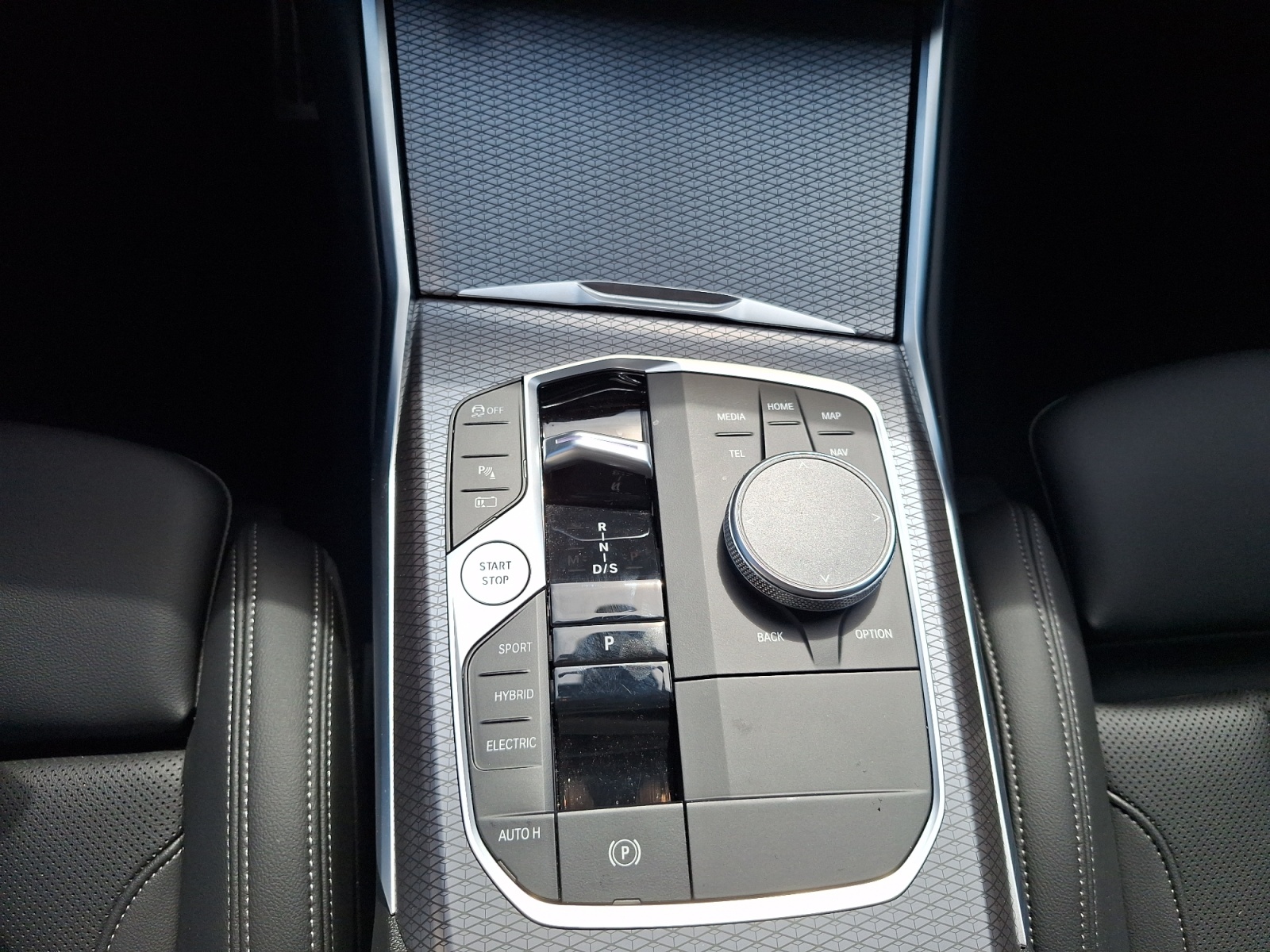 BMW 330e 2025 — imagine 9