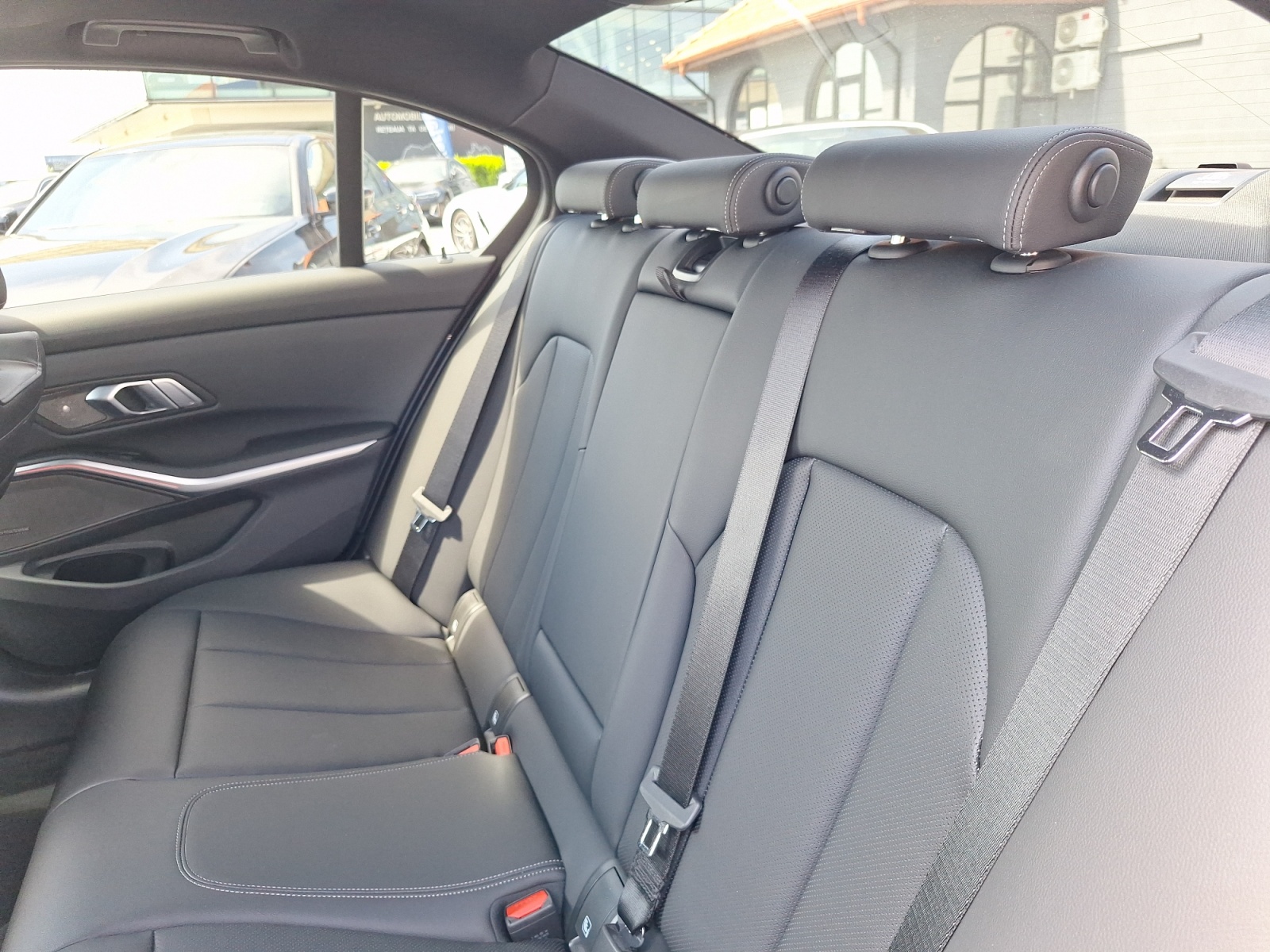 BMW 330e 2025 — imagine 11