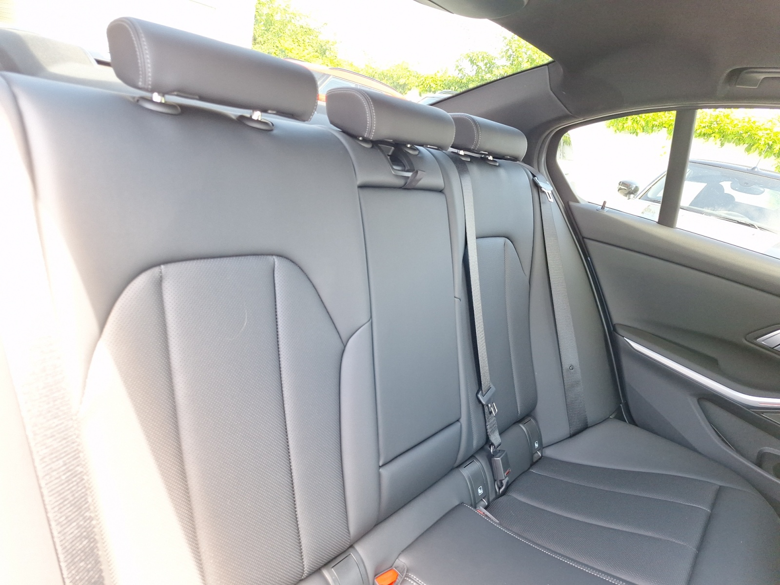 BMW 330e 2025 — imagine 12