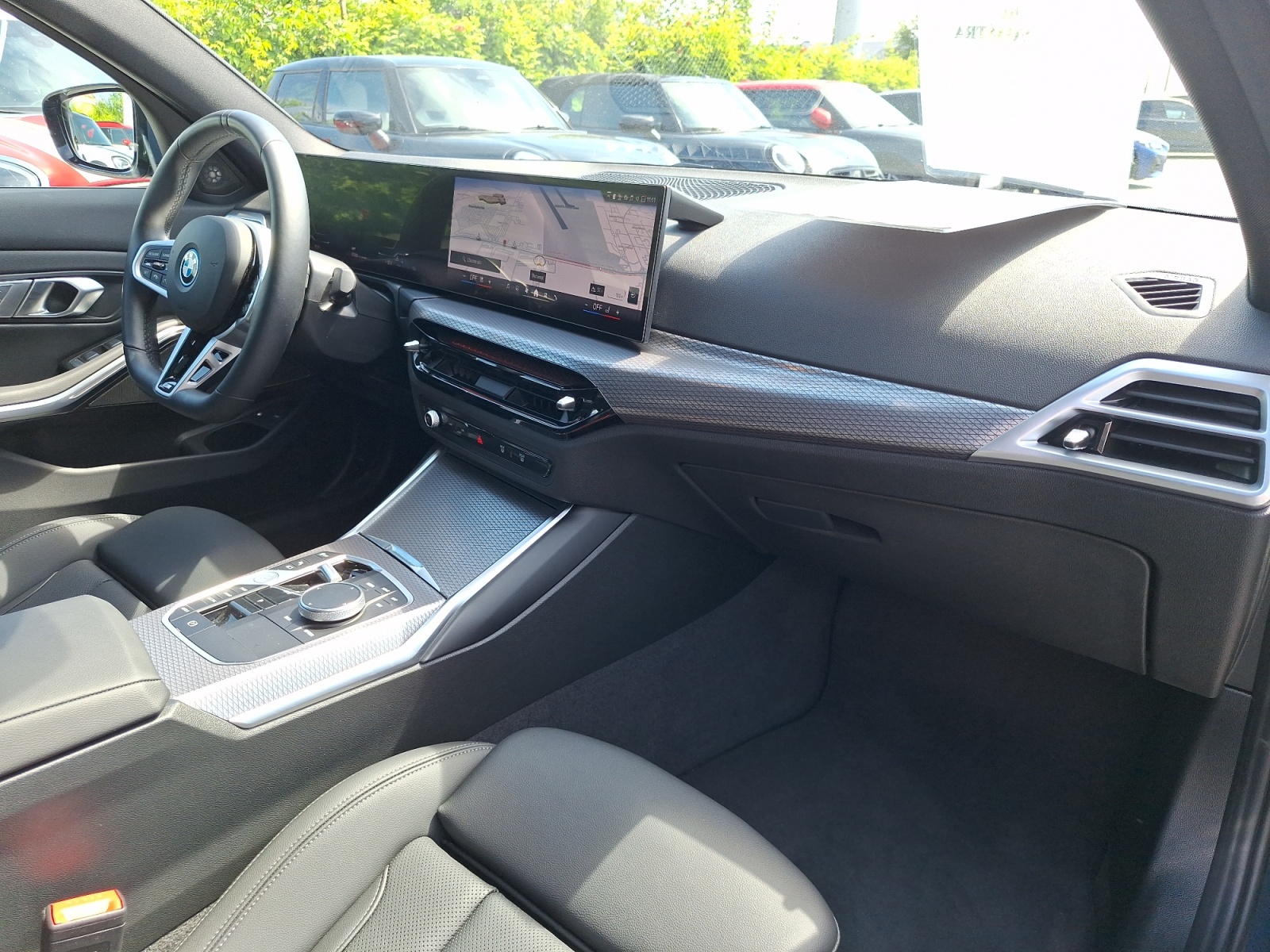 BMW 330e 2025 — imagine 13