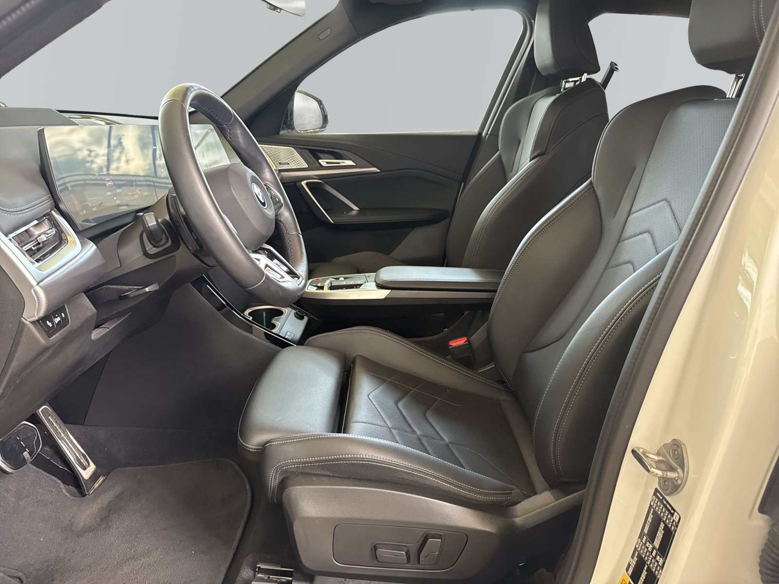 BMW iX1 2024 — imagine 8